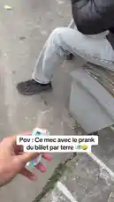 Regardez la réaction incroyable de ce jeune homme lorsqu'il trouve un billet par terre dans cette vidéo de prank. La surprise et l'excitation sont au rendez-vous avant qu'il ne réalise qu'il a été dupé ! Découvrez comment il réagit à cette situation amusante. by @izerflyy with Original Sound by izerflyy