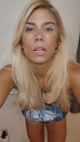 Amy Fit (@amy-fitover40) Snapchat Stories, Spotlight & Lenses