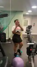 오리지널 사운드 포함 @brattyluhbaby 님이 만든 In this mirror selfie video, fitness influencer Baby 💫 captures her gym look and roller skating fit in a modern fitness studio. She wears a white cropped graphic tee, black biker shorts, and black roller skates while standing amidst various exercise machines and equipment. The scene highlights her active lifestyle, combining strength training and recreational skating.