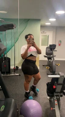 오리지널 사운드 포함 @brattyluhbaby 님이 만든 In this mirror selfie video, fitness influencer Baby 💫 captures her gym look and roller skating fit in a modern fitness studio. She wears a white cropped graphic tee, black biker shorts, and black roller skates while standing amidst various exercise machines and equipment. The scene highlights her active lifestyle, combining strength training and recreational skating.