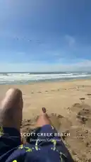 tufavlatiino 님이 만든 Original Sound 포함 @tufavlatiino 님이 만든 Experience a serene day at the beach through a first-person perspective. The camera captures golden sand, gentle ocean waves, and a clear blue sky, creating a peaceful and inviting atmosphere perfect for relaxation.