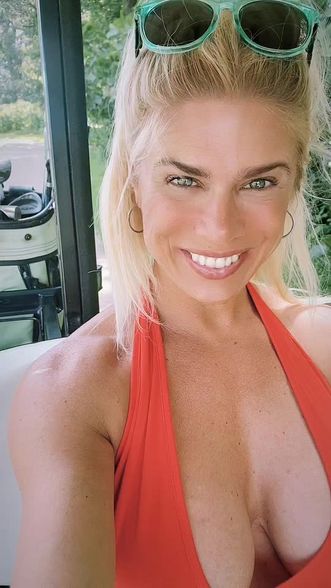Amy Fit (@amy-fitover40) Snapchat Stories, Spotlight & Lenses