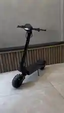 Get an inside look at the Kuikoo G4 electric scooter, showcased by Vepace.com. This video provides a detailed view of the scooter's sleek black design, large off-road tires, and advanced digital dashboard. See the handlebar controls and learn about its features, all presented in a modern indoor setting. by @vepace with Original Sound by vepace