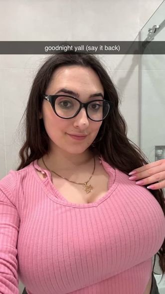 Julia Ain (@qveenjuliaaa) Snapchat Stories, Spotlight & Lenses