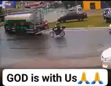 In a heart-stopping moment captured on camera, a fire truck arrives just in time to prevent a catastrophic explosion after a car catches fire on a wet city street. The driver escapes safely as emergency responders rush to contain the flames, showcasing the critical role of first responders in life-threatening situations. by @eirakoze64 with Original Sound by eirakoze64