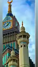 شاهد لقطات رائعة من مسجد الحرم المكي في مكة المكرمة، تبرز برج الساعة الضخم ذو التصميم الإسلامي الفريد وقبابه البيضاء المميزة. يعكس هذا المشهد جمال العمارة الإسلامية الحديثة، حيث يظهر البرج الضخم بواجهته الذهبية والكثير من التفاصيل الزخرفية، بينما تتوهج القباب البيضاء بتصميمها التقليدي. يُعد هذا المشهد من أبرز المعالم في المملكة العربية السعودية، ويُظهر تمازج بين العناصر التقليدية والإبداع المعماري الحديث. اكتشف جمال هذا الموقع الديني العالمي من خلال هذه اللقطات المذهلة. by @s3432x with original sound