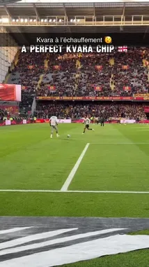Witness a stunning moment of skill as Kvaratskhelia delivers a 'perfect chip' pass during a Ligue 1 match. This dynamic play, captured live at the stadium, showcases the player's vision and precision under pressure. by @ligue1 with Original Sound by Contains: O MUNDO INTERIOR FUNK (Slowed) - 74blade