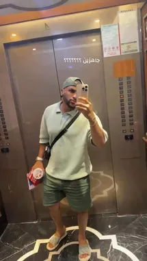 Watch as 4B Luxury Brands demonstrates a perfect mirror selfie in a sleek elevator. Learn how to pose, light your face, and capture your outfit for maximum style impact. This quick tutorial covers the essentials of creating professional-looking social media content. by @th4eb with يالله بدسكاون 💳 by SN: Hamadi_568