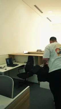 This quick guide shows you how to use a food delivery app like Keeta to order your meal online and have it delivered right to your office desk. See real people using the service, from placing the order to receiving their delicious pizza. by @directline with directline by Original Sound