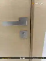 شاهد في هذا الفيديو عرضًا دقيقًا لتصميم باب خشبي أنيق مع مقابض فضية حديثة وقفل مزود بمفتاح، يعكس جودة ومتانة أعمال البناء من الهيكل الثابت للمقاولات. تم تصوير المشهد بزاوية ثابتة، حيث يبرز التفاصيل الدقيقة في المواد المستخدمة، مما يعزز الثقة في المهارة والخبرة في مجال الإنشاءات والتشطيبات. يُظهر الفيديو أيضًا شعار الشركة وتفاصيل الاتصال في الزوايا، مما يدعم هوية العلامة التجارية ويساعد في توجيه العملاء المهتمين بالخدمات الموثوقة. by @fixedstructure with original sound