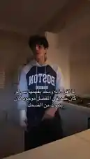 يظهر بدر القحطاني في مطبخه وهو يتحدث مباشرة إلى الكاميرا. يرتدي سترة رياضية بيضاء وسوداء وبنطالاً أسود. يشير بيدِه أثناء حديثه، ويظهر نص عربي على الشاشة ينقل جزءًا من كلامه حول تشكيلته. في الخلفية، يُسمع صوت موسيقى إلكترونية حماسية مع صوت صراخ، مما يضيف طابعاً درامياً لمشهد المطالبة بـ'ثنائية' بدلاً من 'ثلاثية'. by @cviioul with Original Sound by cviioul