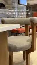 يعرض هذا المشهد مقعدًا خشبيًا مُكسوًا بقماش نسيج مميز، مع طاولة أمامية وخلفية من الحجر، يعكس تصميمًا داخليًا أنيقًا. يظهر نص عربي على الشاشة: 'أسوأ ما في النقص البشرية_ أَنْها تعتاد الفضل من أهل الفضل. فلنا تعود تراه فضّل.' يُظهر المقطع جوًّا هادئًا، ربما من مطعم أو مقهى، ويُركز على التفاصيل البصرية للتصميم الداخلي. يُعزز النص عمقًا فلسفيًا، مما يثير التأمل حول العلاقات الإنسانية والفضل. يهدف إلى جذب المستخدمين المهتمين بالتصميم الداخلي، الفلسفة، والنصائح الشخصية. by @yothaim with original sound
