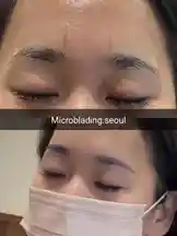Witness a stunning microblading transformation in Seoul. This split-screen comparison shows the dramatic results of the procedure, highlighting natural-looking, fuller eyebrows. Perfect for anyone considering permanent makeup or looking for beauty inspiration. by @k_viewty with original sound