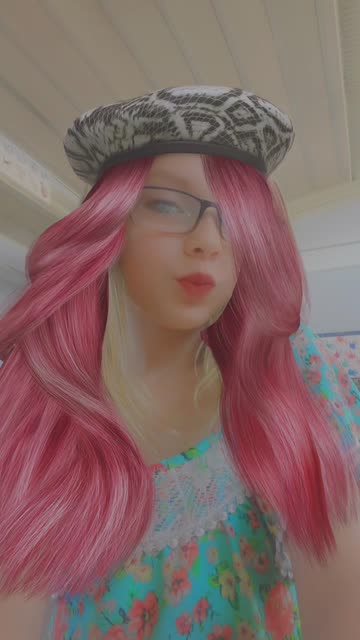 Preview for a Spotlight video that uses the Snake Beret Lens