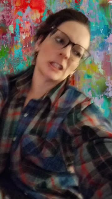 Preview for a Spotlight video that uses the Everybody Looking Lens