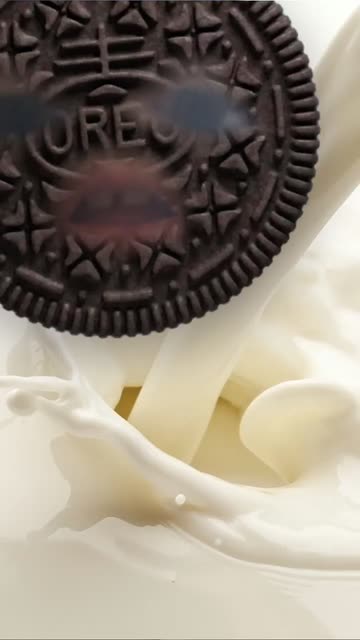 Preview for a Spotlight video that uses the oreo in milk Lens