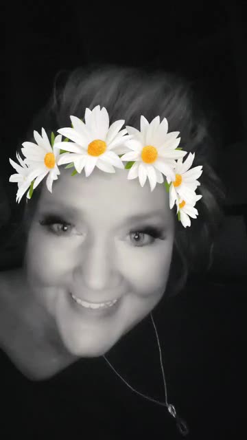 Preview for a Spotlight video that uses the Daisy Crown Lens