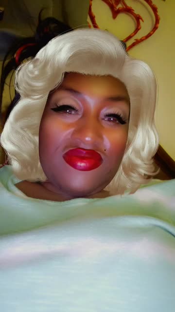 Preview for a Spotlight video that uses the Hollywood Glam Lens