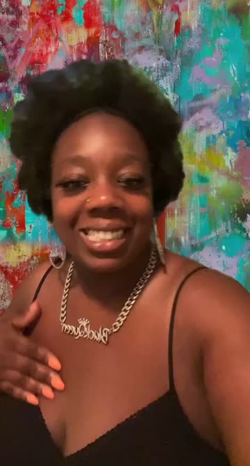Preview for a Spotlight video that uses the Everybody Looking Lens