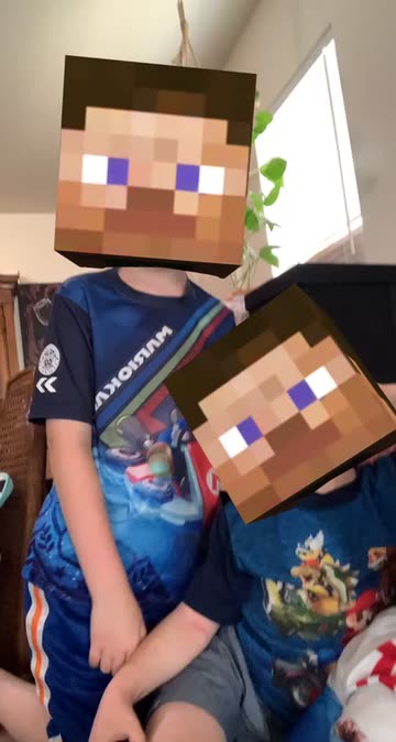 Preview for a Spotlight video that uses the Minecraft head Lens