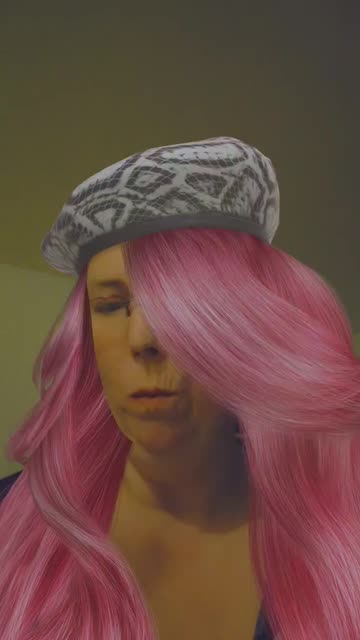 Preview for a Spotlight video that uses the Snake Beret Lens