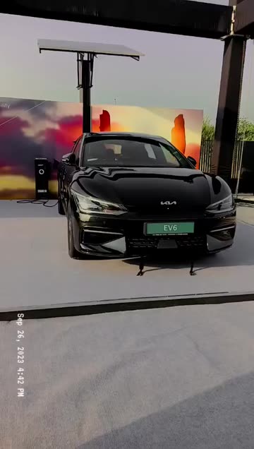 Preview for a Spotlight video that uses the Photography 4 Lens