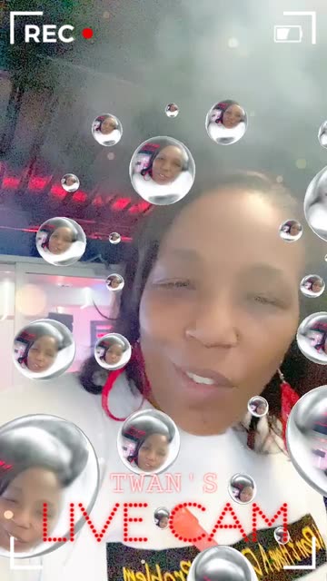 Preview for a Spotlight video that uses the Metall Bubbles Lens