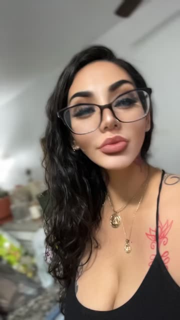 Preview for a Spotlight video that uses the Beauty Cartoon Lens