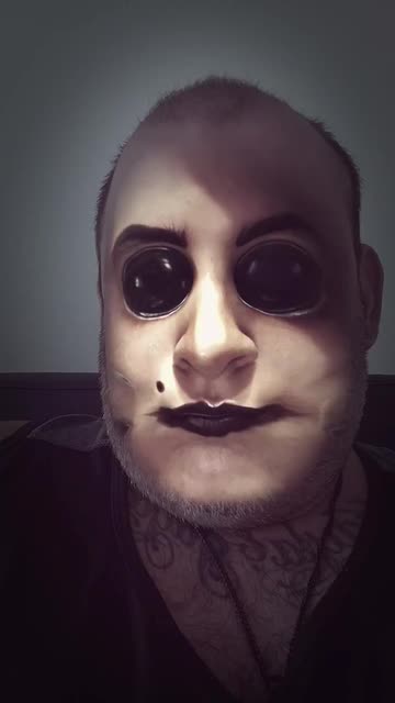 Preview for a Spotlight video that uses the BUTTONS-BE-EYEx5 Lens