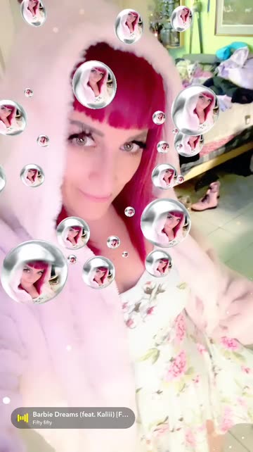 Preview for a Spotlight video that uses the Metall Bubbles Lens