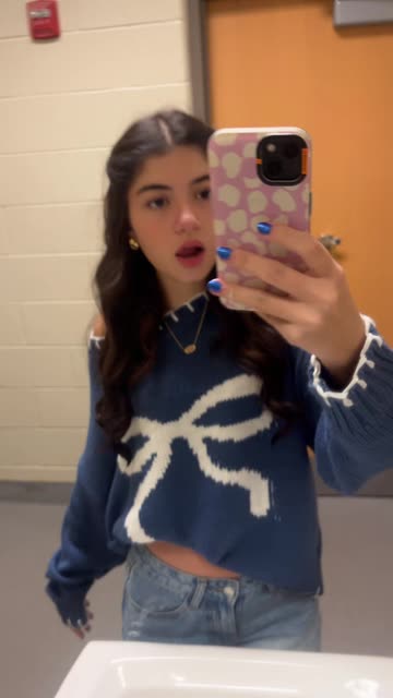 Malu's Cute Outfit Reveal in a School Bathroom Mirror | Video by