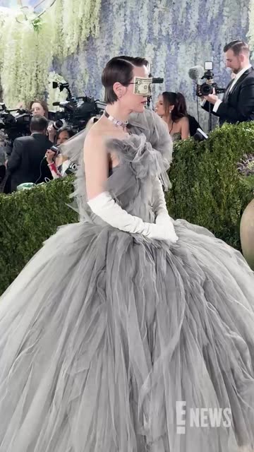 We have no objections to Sarah Paulson's #MetGala look. 😍