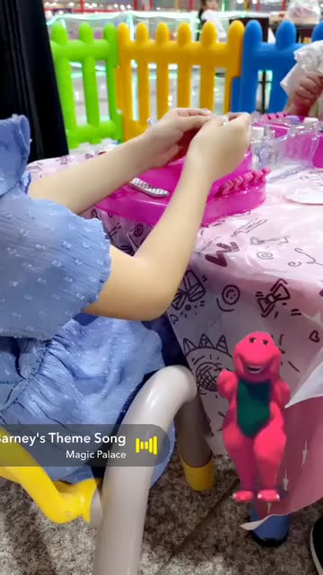 Preview for a Spotlight video that uses the barney glasses Lens
