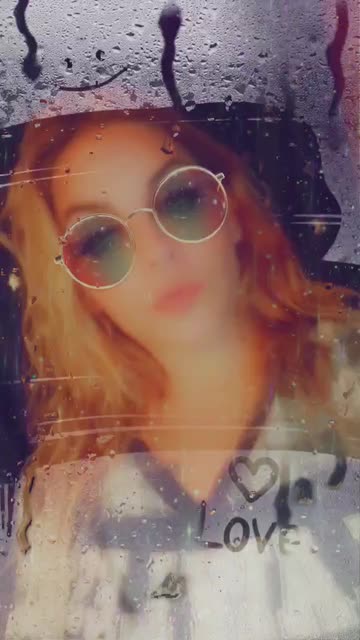 Preview for a Spotlight video that uses the Сolorful Sparkles Lens