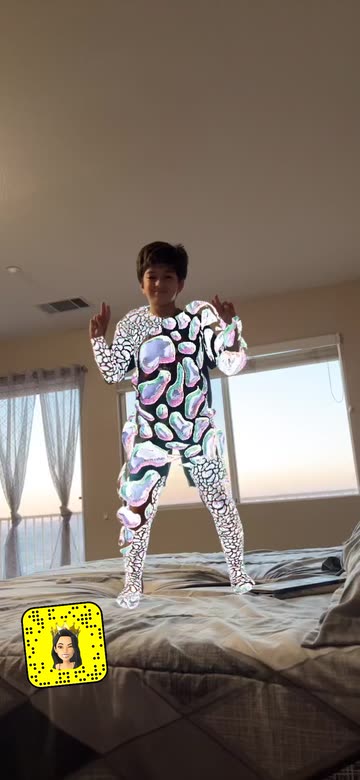 Preview for a Spotlight video that uses the gold and stones Lens