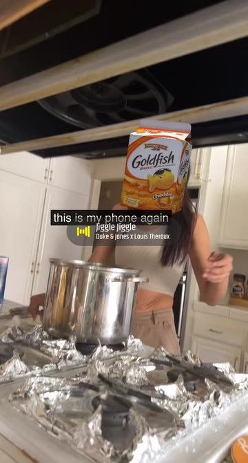 Preview for a Spotlight video that uses the Goldfish Head Lens