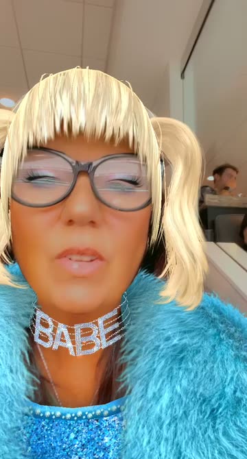 Preview for a Spotlight video that uses the 90s Babe Lens