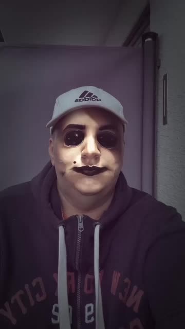 Preview for a Spotlight video that uses the BUTTONS-BE-EYEx5 Lens