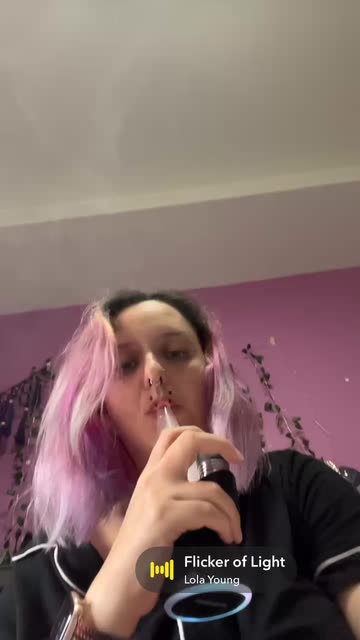 lola young smoking cigarettes announces live return with intimate London Palladium show for next month Lola young - messy