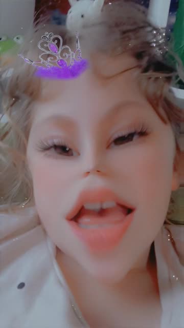 Preview for a Spotlight video that uses the Morphing Queen Lens