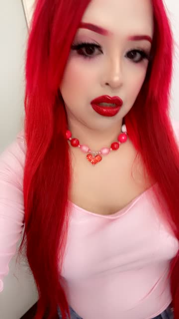 Noemi Araujo's Bold Red Hair & Pink Top Look