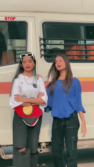 Preview for a Spotlight video that uses the White Glasses 2 Lens
