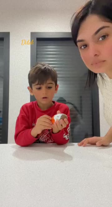 Preview for a Spotlight video that uses the Girl Grain Lens