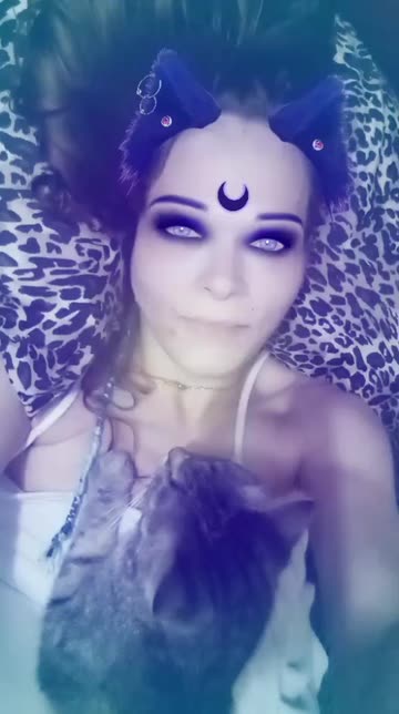 Preview for a Spotlight video that uses the Moon Kitten Lens