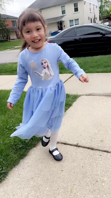Oli's Little Fashionista Spins in Elsa Dress