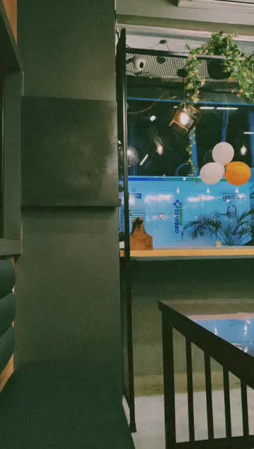 Preview for a Spotlight video that uses the Disposable Lens