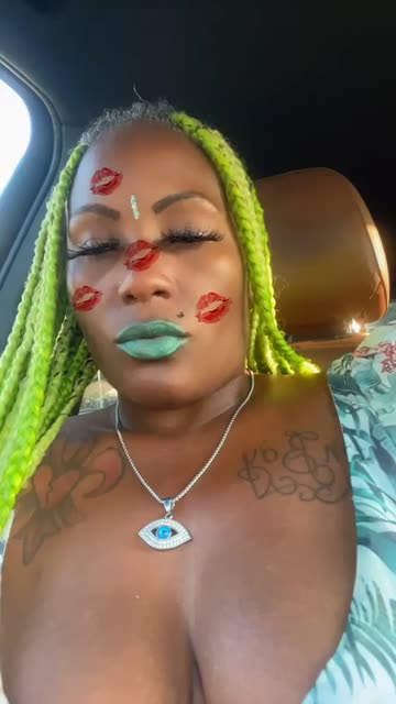 Preview for a Spotlight video that uses the Face kisses Lens
