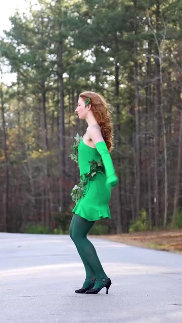 Melissa Becraft's Dynamic Poison Ivy Cosplay Dance