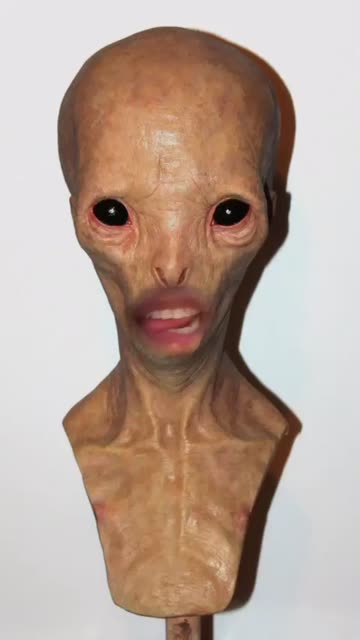 Preview for a Spotlight video that uses the heads of aliens Lens