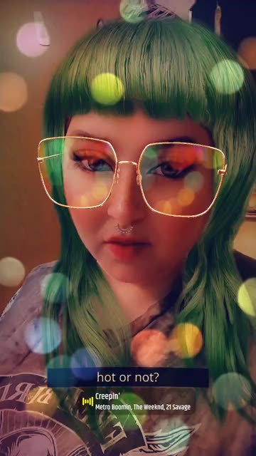 Preview for a Spotlight video that uses the Green Hair with Freckles Lens